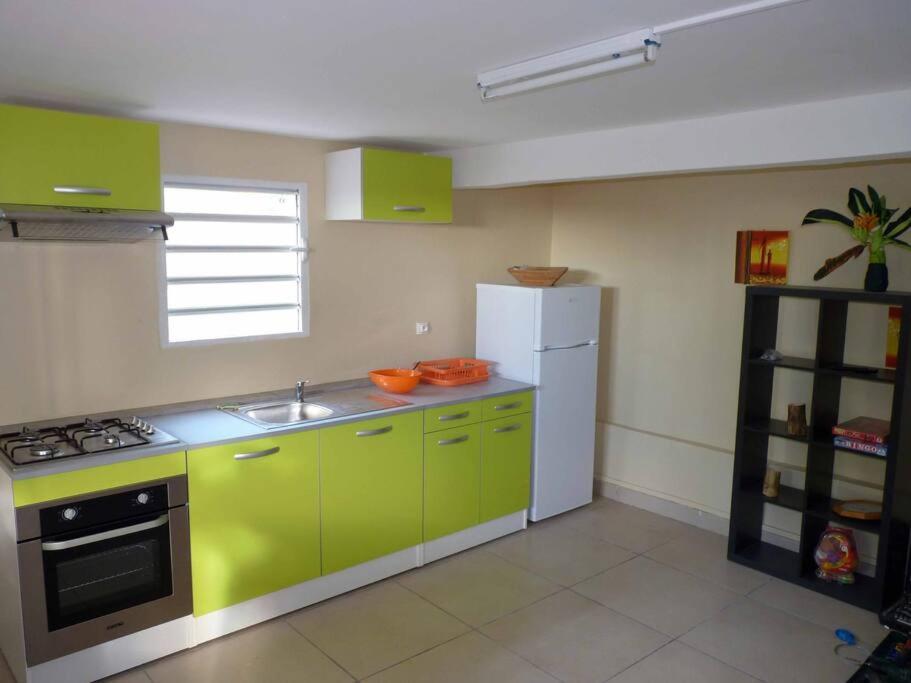 Logement Dans Un Lieu Calme Et Verdoyant A Proximite De Tout Avec Jacuzzi!!! Basse-Terre Luaran gambar